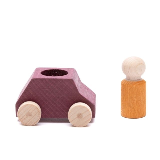 Lubulona Braunes Spielzeugauto (Plum) mit Holzfigur divers